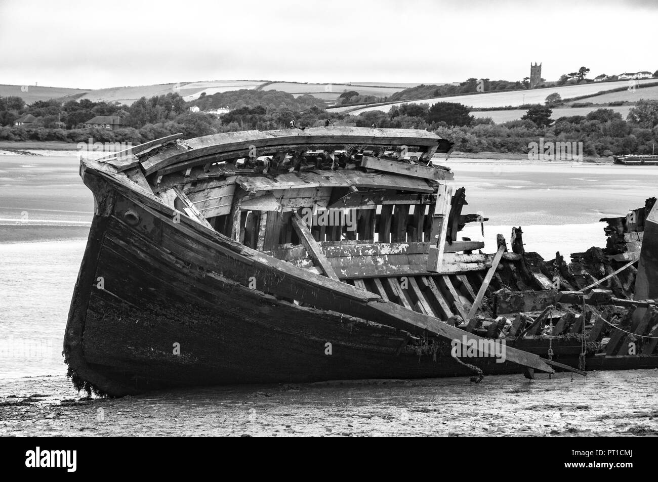 Parte di una rotta di legno vecchio scafo della nave abbandonati sulla spiaggia a soli rot lontano. Foto Stock