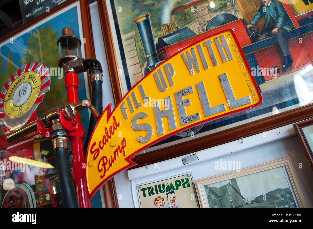 Contenuto di 'L' oleoso museo di vintage motoring in Porlock, West Somerset, Inghilterra, che mostra il riempimento con guscio segno di freccia. Foto Stock