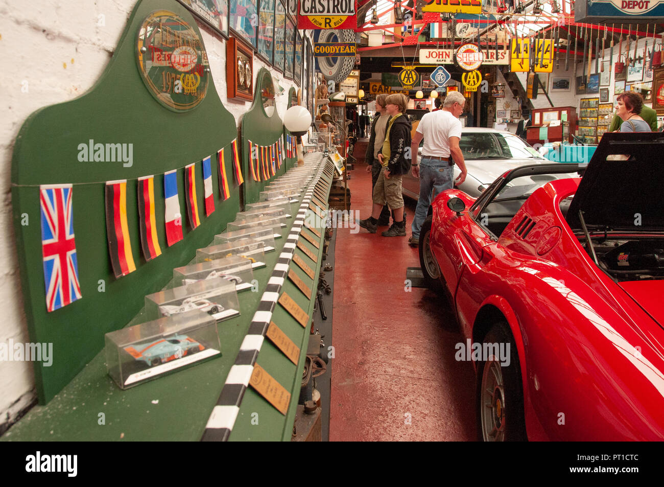 Le persone che ricercano vintage museo mostra di 'L' oleoso museo di vintage motoring in Porlock, West Somerset, Inghilterra, Foto Stock