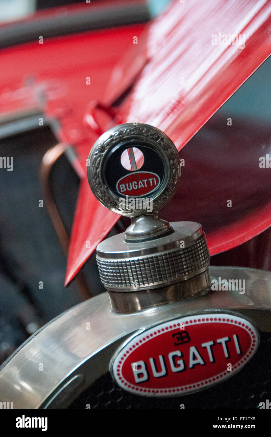 Contenuto di 'L' oleoso museo di vintage motoring in Porlock, West Somerset, Inghilterra, che mostra tutte le cose periodo motoring di un'età bygone Foto Stock