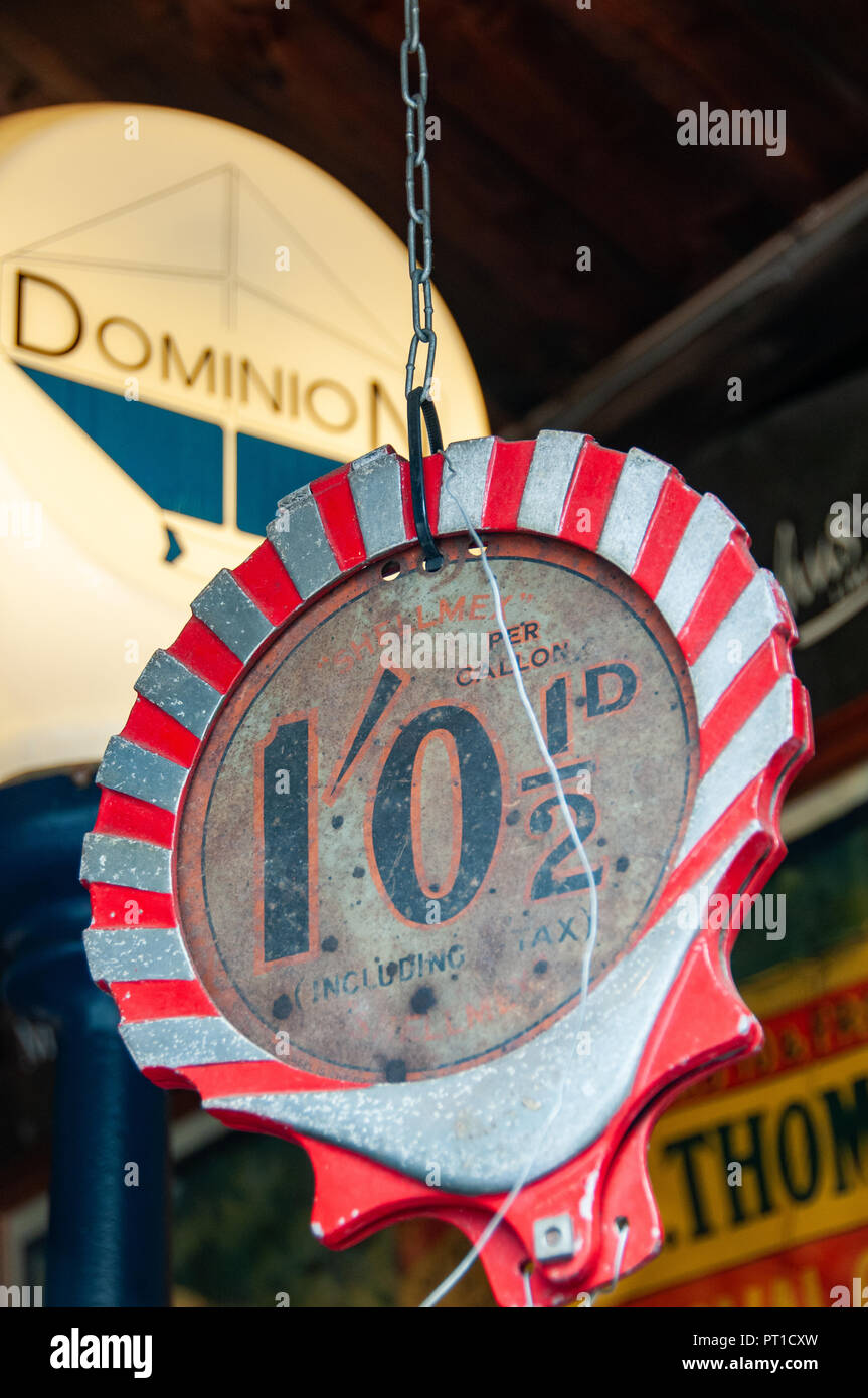 Contenuto di 'L' oleoso museo di vintage motoring in Porlock, West Somerset, Inghilterra, che mostra tutte le cose periodo motoring di un'età bygone Foto Stock