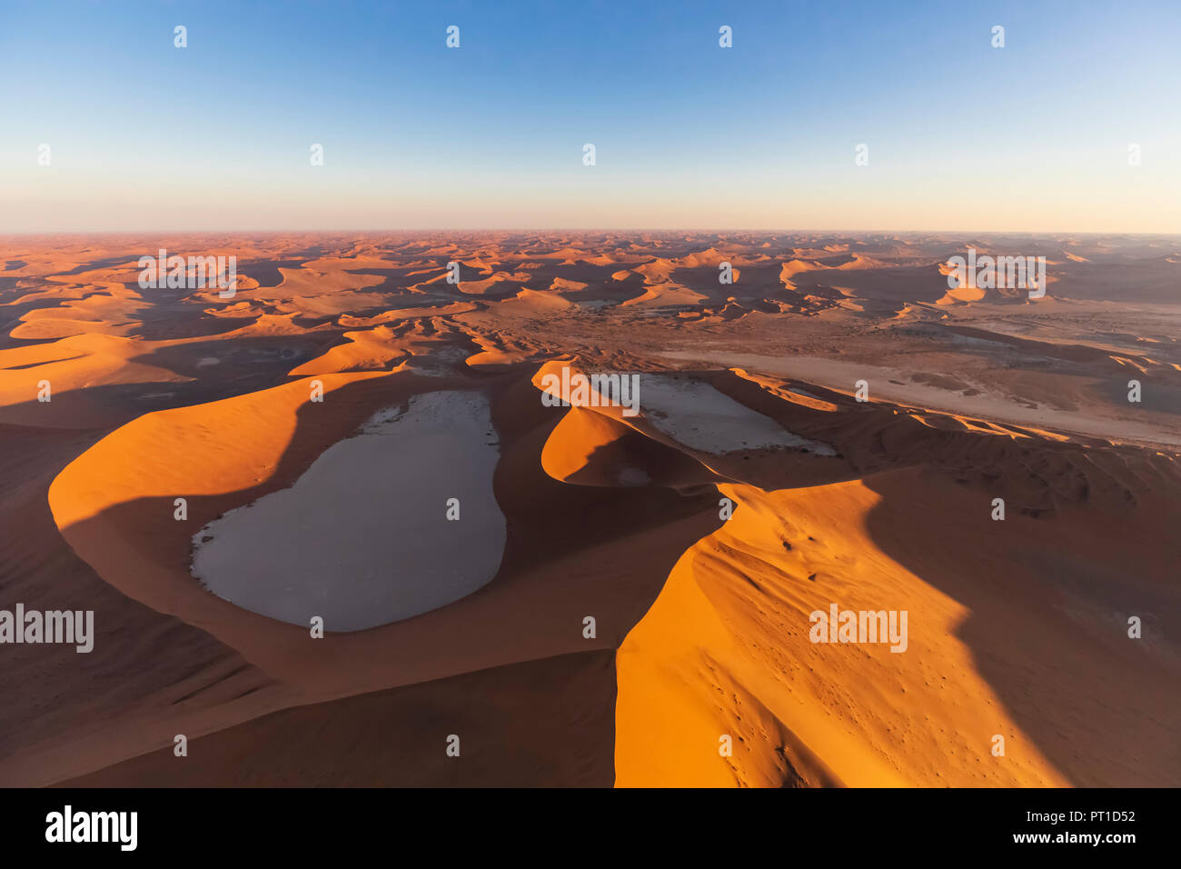 Africa, Namibia, Namib Desert, Namib-Naukluft National Park, vista aerea di Deadvlei, 'Big Daddy' e Sossusvlei Foto Stock