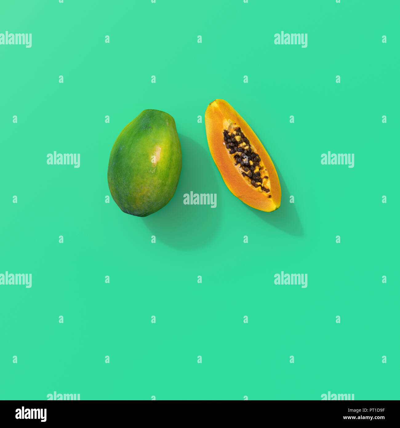 3D rendering, fette di papaia su sfondo verde Foto Stock