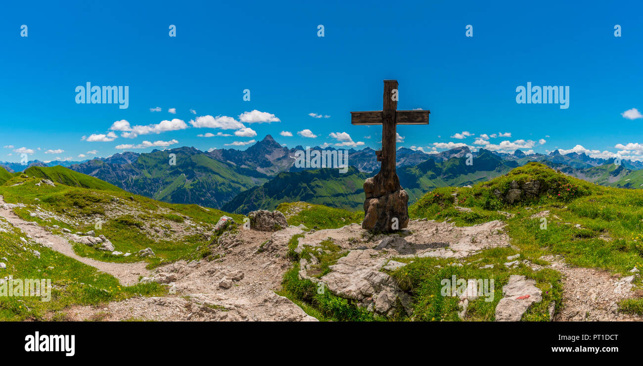 Bergkreuz, Koblat am Laufbichelsee, dahinter der Hochvogel (2592m), Allgaeuer Alpen, Allgaeu, Bayern, Deutschland, Europa Foto Stock