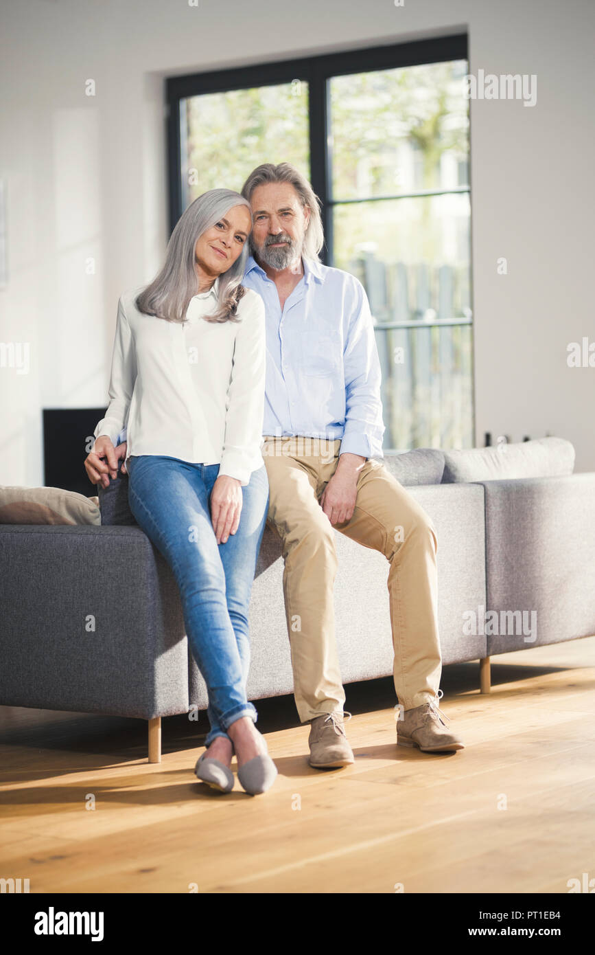 Coppia senior appoggiata sul lettino nella loro confortevole camera amoroso Foto Stock