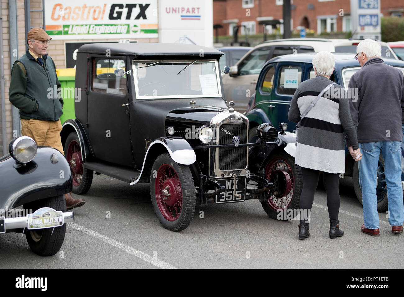 Cantante Classic car a Welshpool 1940s weekend, Wales, Regno Unito Foto Stock