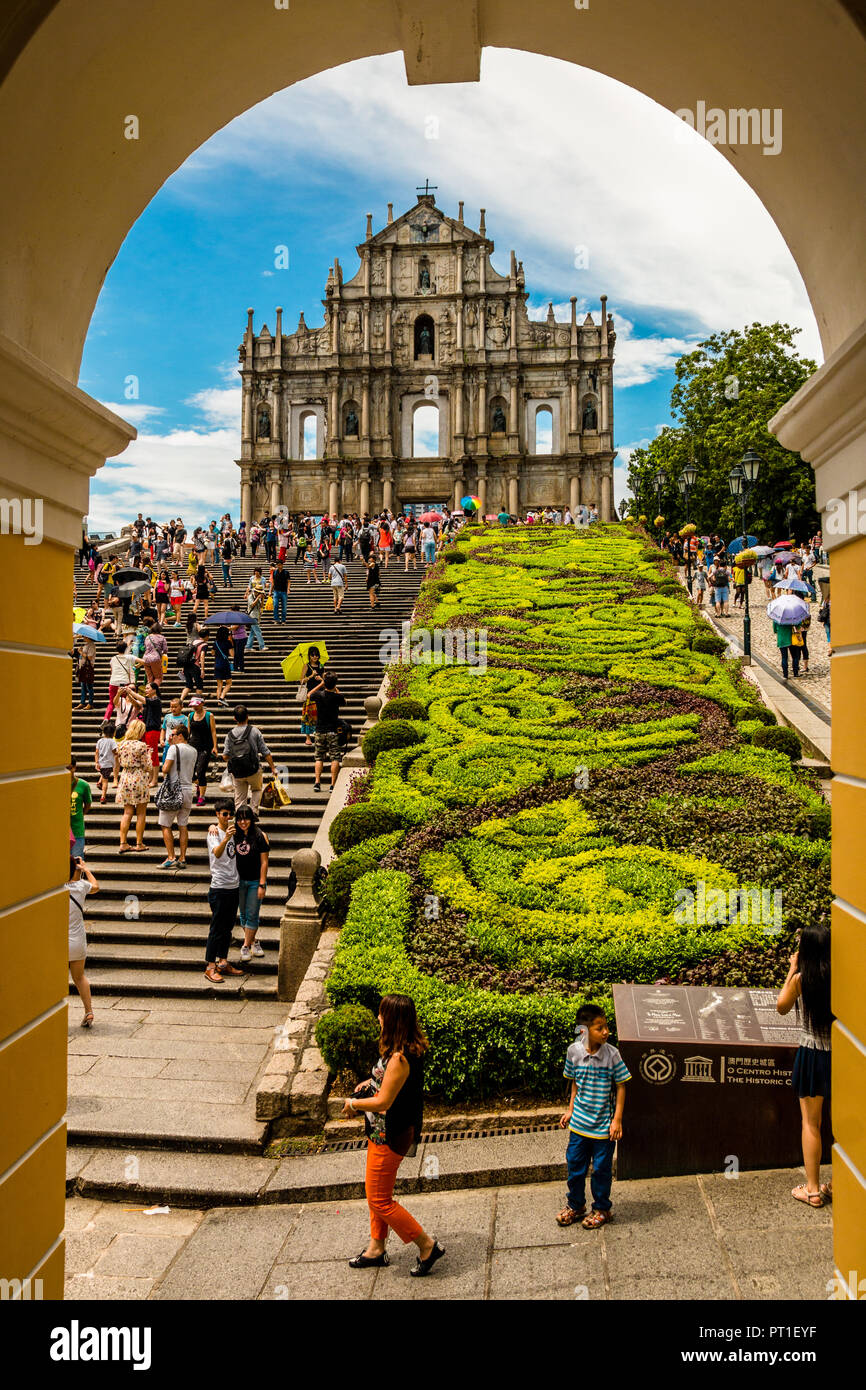 Macao, Cina - 11 luglio 2014: la splendida vista del famoso punto di riferimento Le Rovine di San Paolo attraverso un arco. Molti turisti sono in piedi alla scala... Foto Stock