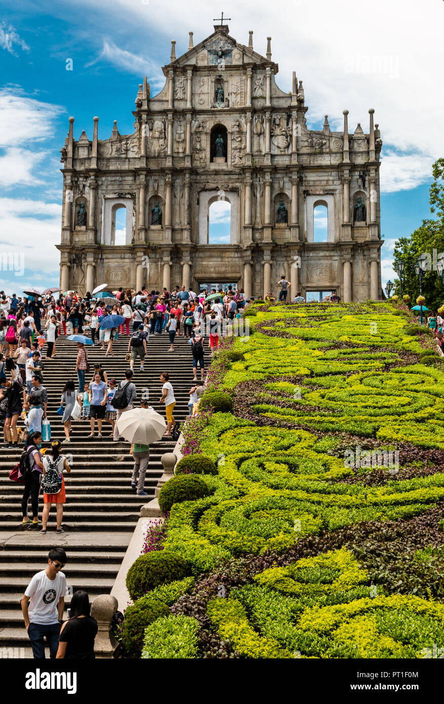 Macao, Cina - 11 luglio 2014: la bella vista della famosa attrazione turistica 'Le Rovine di San Paolo" con la scalinata e arbusti. Il portoghese ex... Foto Stock