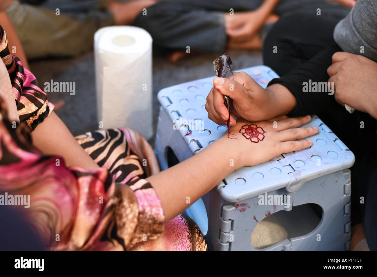 Henna Tattoo sulla sposa la mano nella sua prima notte di nozze. asiatici cultura e tradizione concept Foto Stock