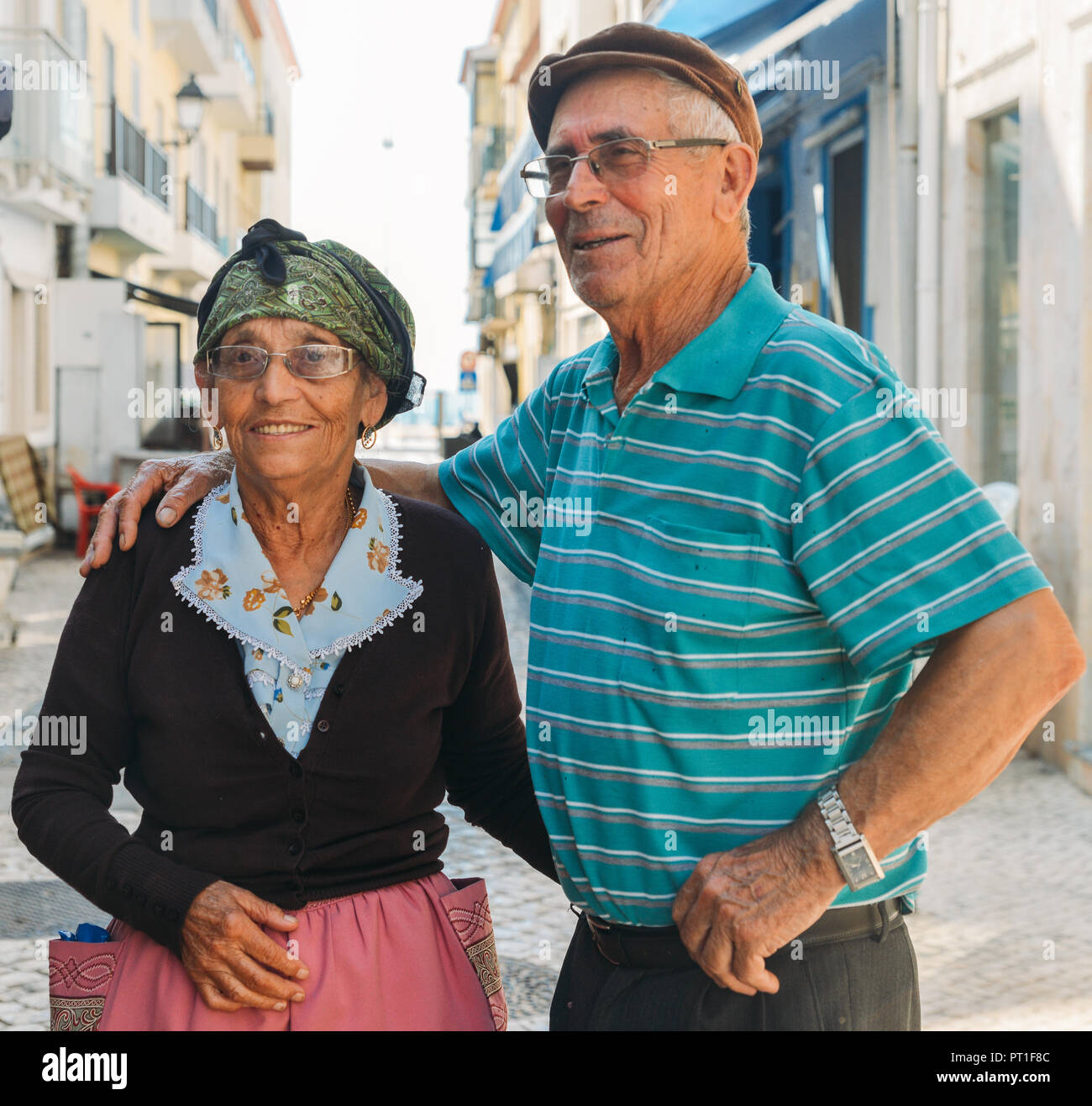 Nazare, Portogallo - 25 settembre, 2018: tradizionalmente condita anziana donna portoghese e suo marito su una strada di ciottoli di nazare, Portogallo Foto Stock