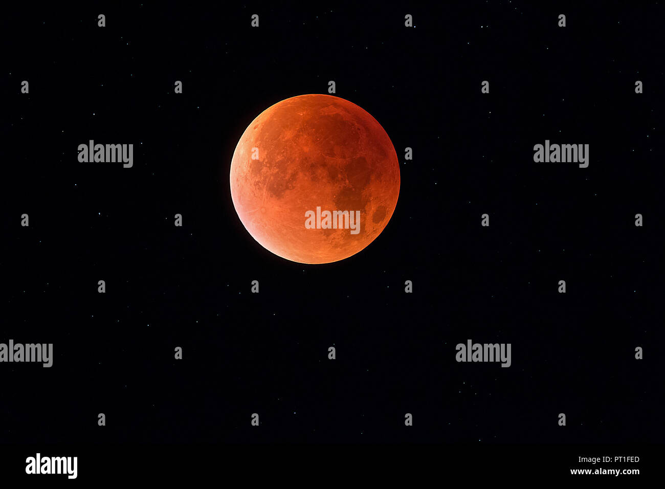 Eclissi lunare totale con stelle in background, sangue luna Foto Stock