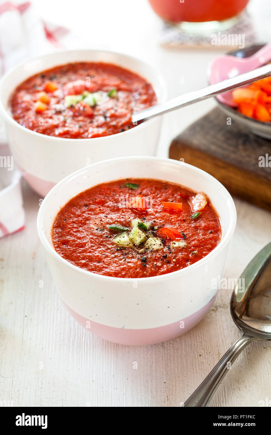 Ciotola di Gazpacho con il cetriolo e peperone topping Foto Stock