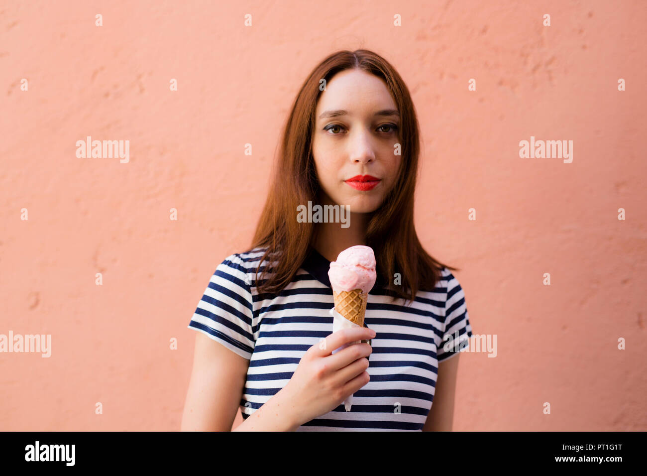 Ritratto di giovane donna con gelato Foto Stock