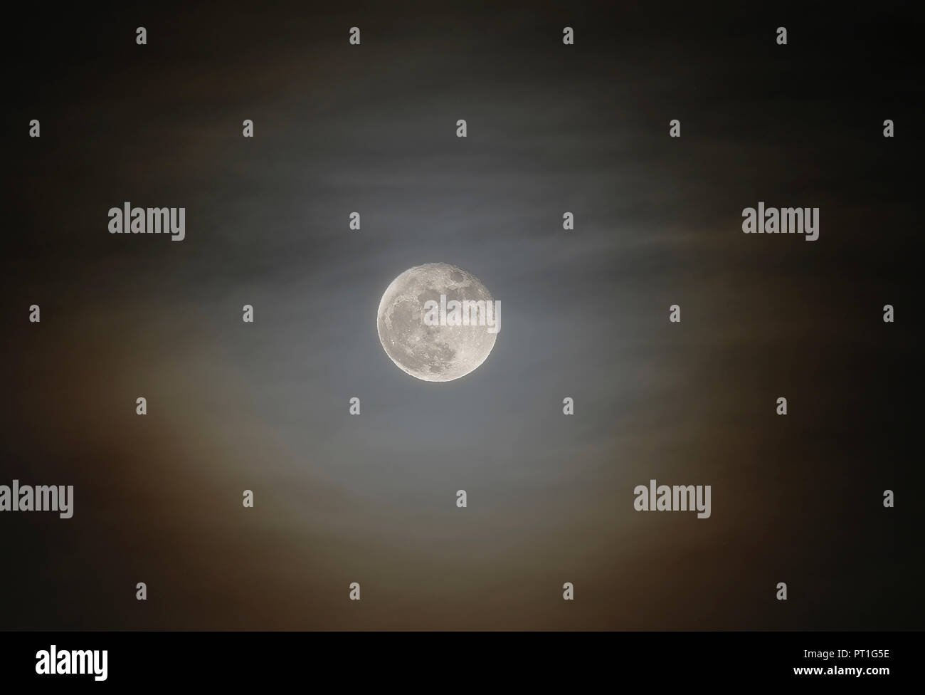 Luna piena con un alone intorno Foto Stock