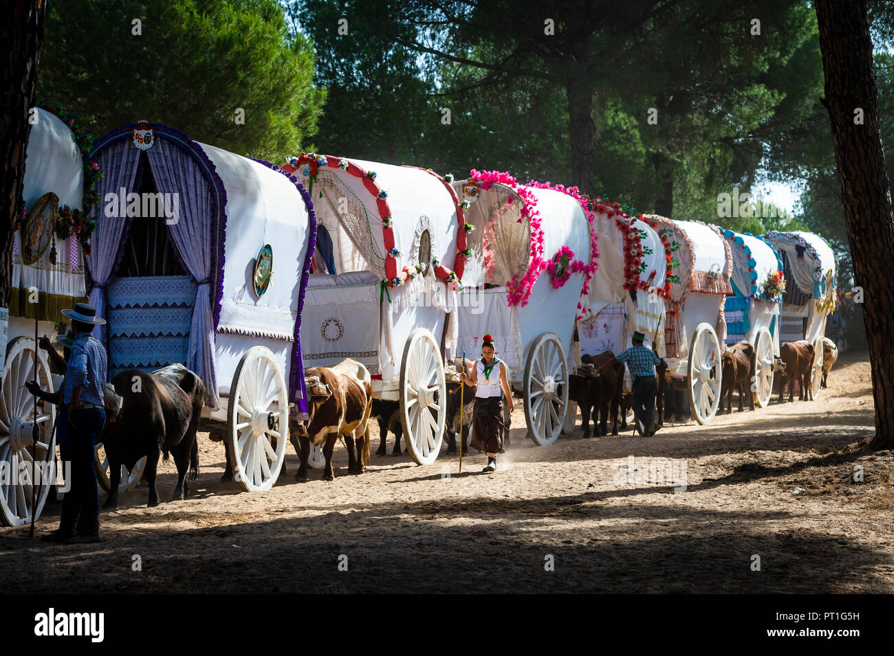I carri da la Hermandad de la Esperanza de Triana sul pellegrinaggio di El Rocio, Huelva, Spagna Foto Stock