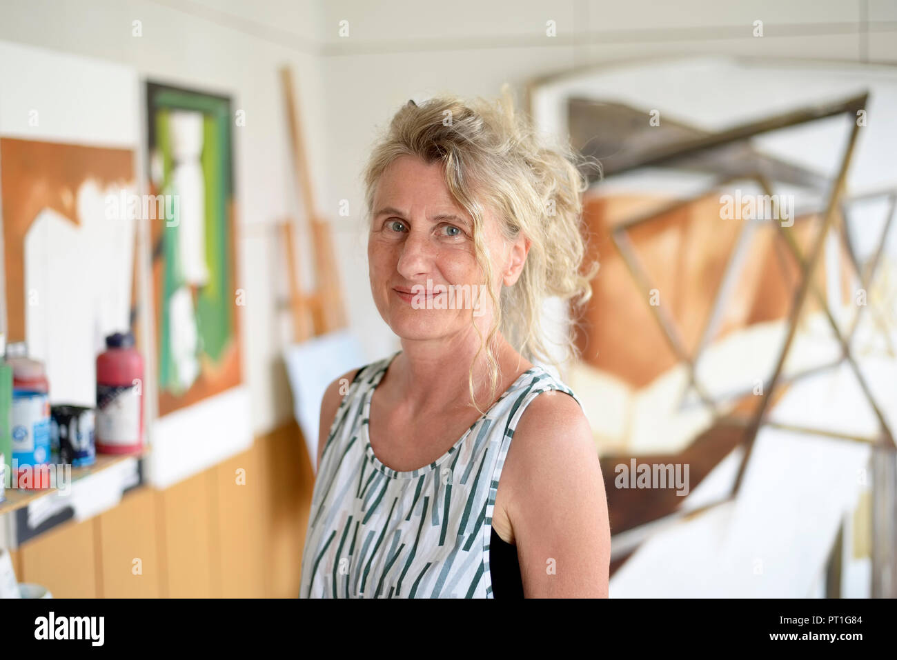 Pittore femmina nel suo atelier, ritratto Foto Stock