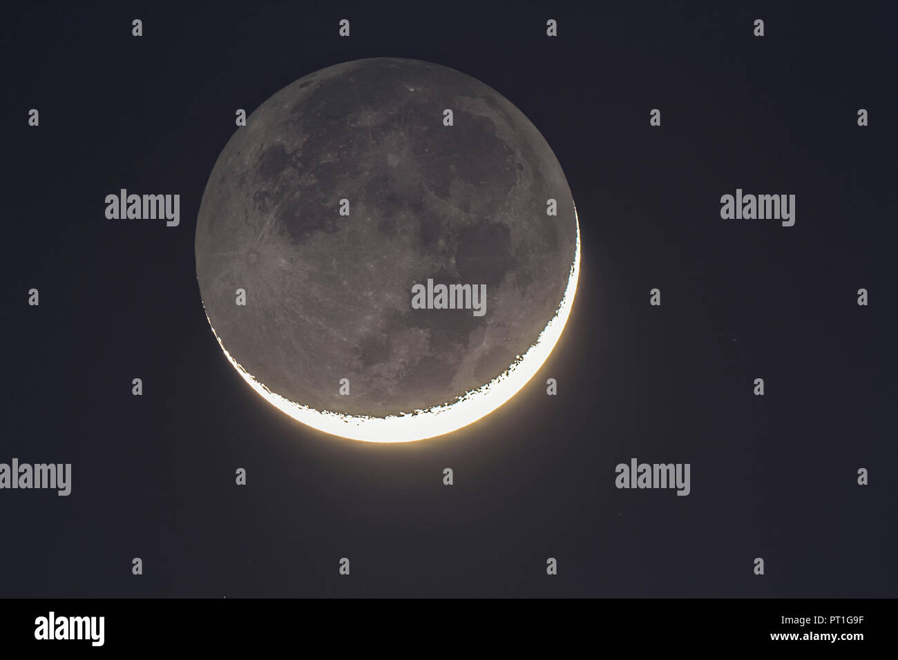 Germania, Hesse, Hochtaunuskreis, grigio chiaro di luna e luminose noviluni crescent Foto Stock