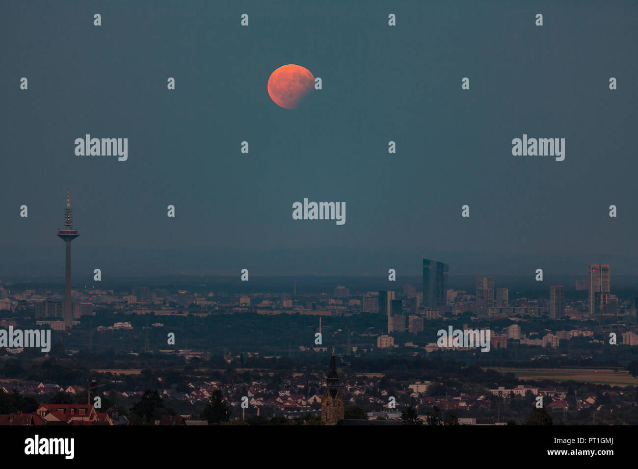 Germania, Hesse, Hochtaunuskreis, luna piena con Eclisse parziale che si eleva al di sopra della città di Francoforte Foto Stock