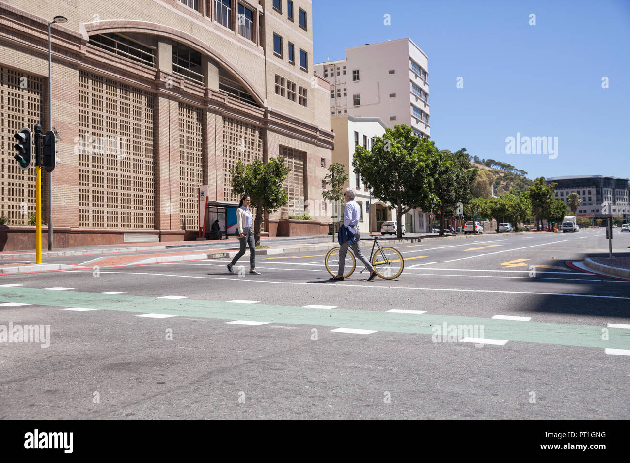 Due persone che attraversano una strada Foto Stock