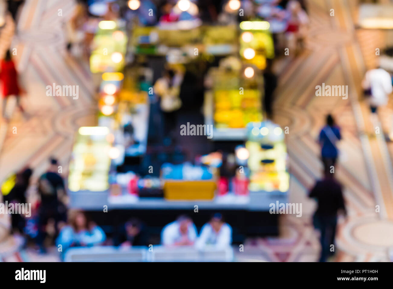 Blur astratti Persone sfondo, irriconoscibile sagome delle persone che camminano nel ristorante coffee shop Foto Stock