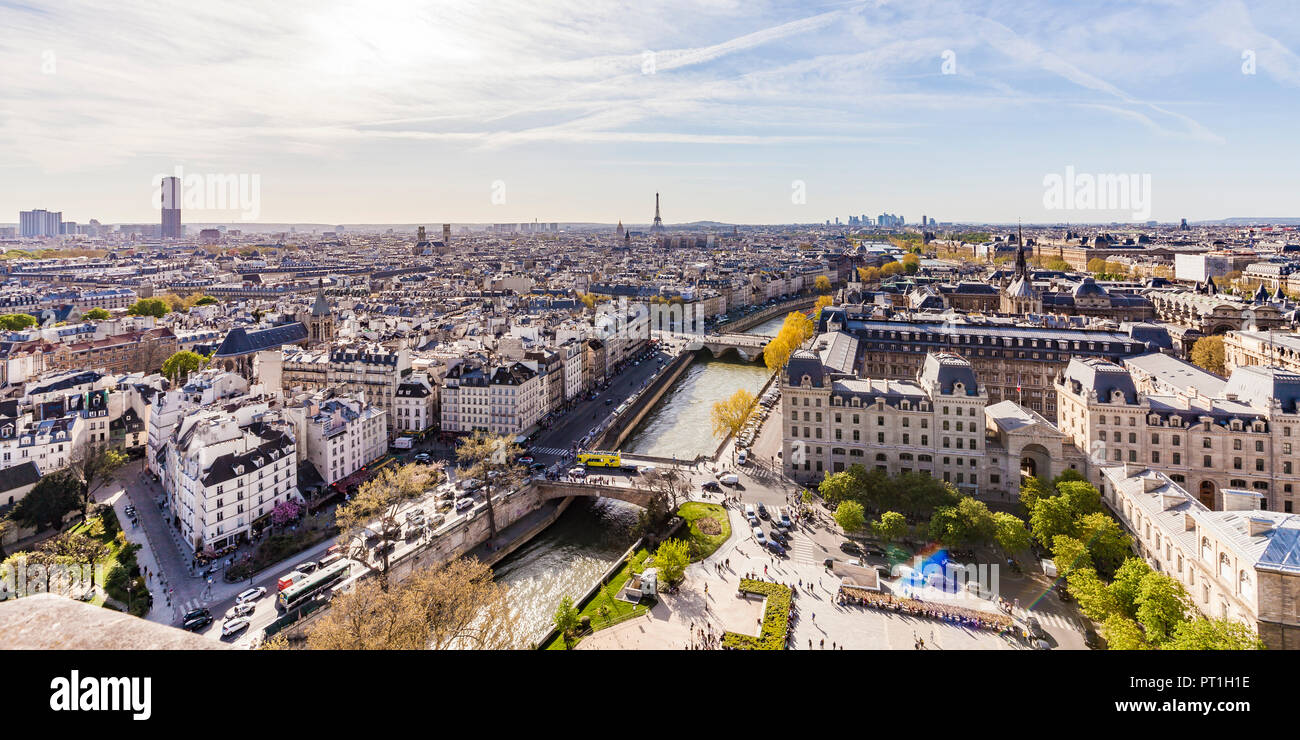 Francia, Parigi, il centro della città con la torre Eiffel e la tour Montparnasse in background Foto Stock