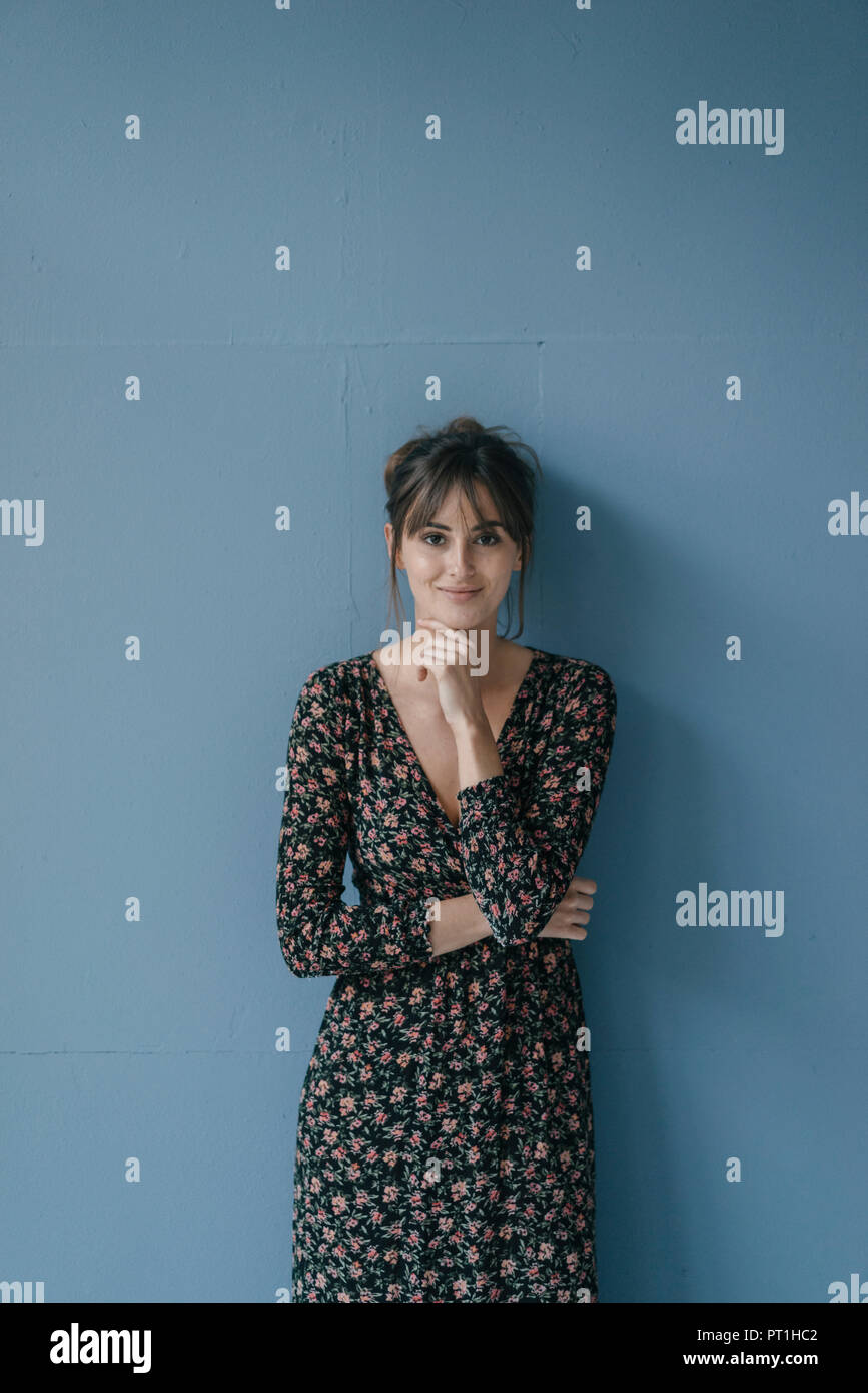 Vestito a fiori immagini e fotografie stock ad alta risoluzione - Alamy