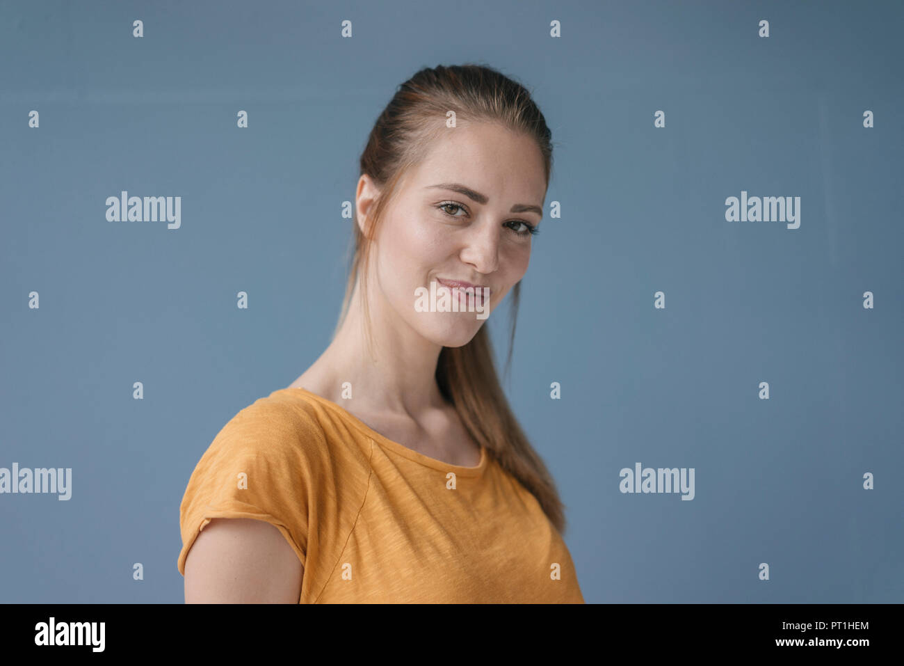 Ritratto di una donna graziosa con una coda di cavallo Foto Stock