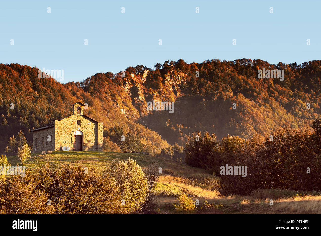 Chiesa sul Passo del Cirone, mountain pass in Appennino, Italia. C 1240 metri sopra il livello del mare. Autunno Autunno sera, ora d'oro. Foto Stock