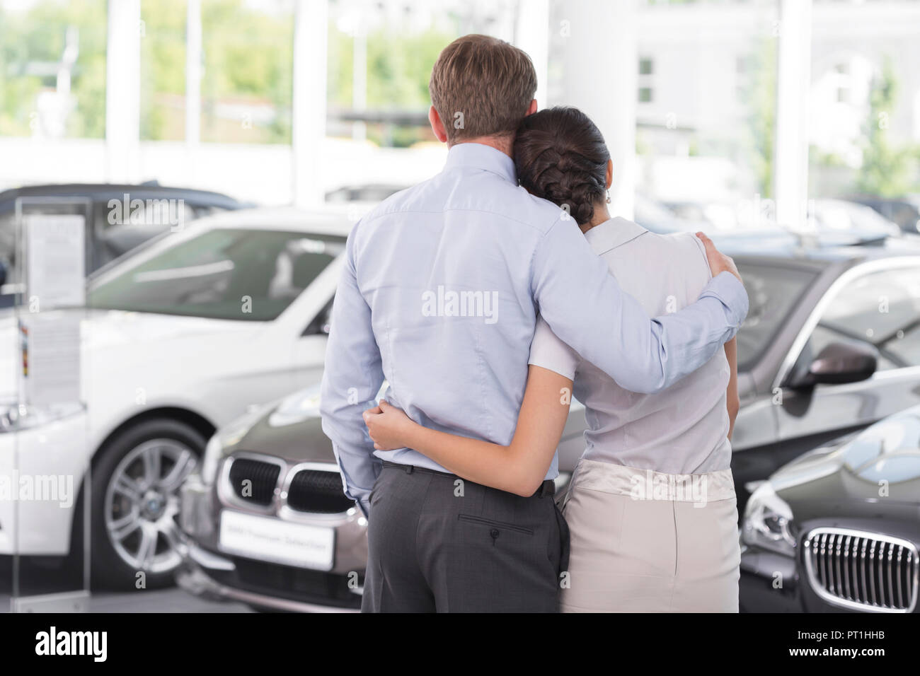 Presso il rivenditore di auto, matura in showroom Foto Stock