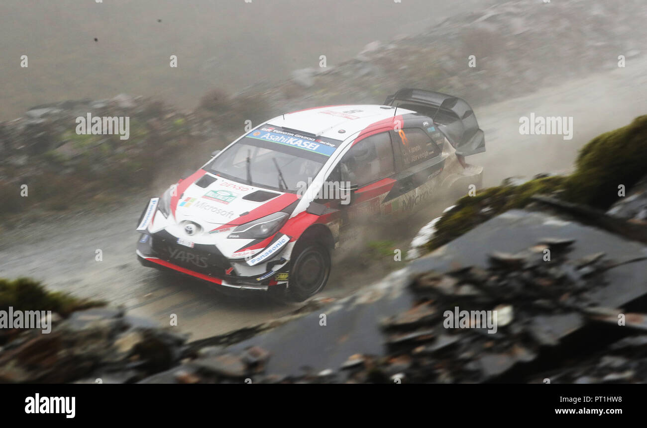 Ott Tanak in Toyota Gazoo Racing sulla montagna di ardesia stadio durante il giorno due di DayInsure Rally Galles GB. Foto Stock