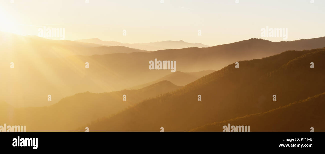 Panorama. Lunigiana Hills, a nord della Toscana, Italia. Bella serata paesaggio. Foto Stock