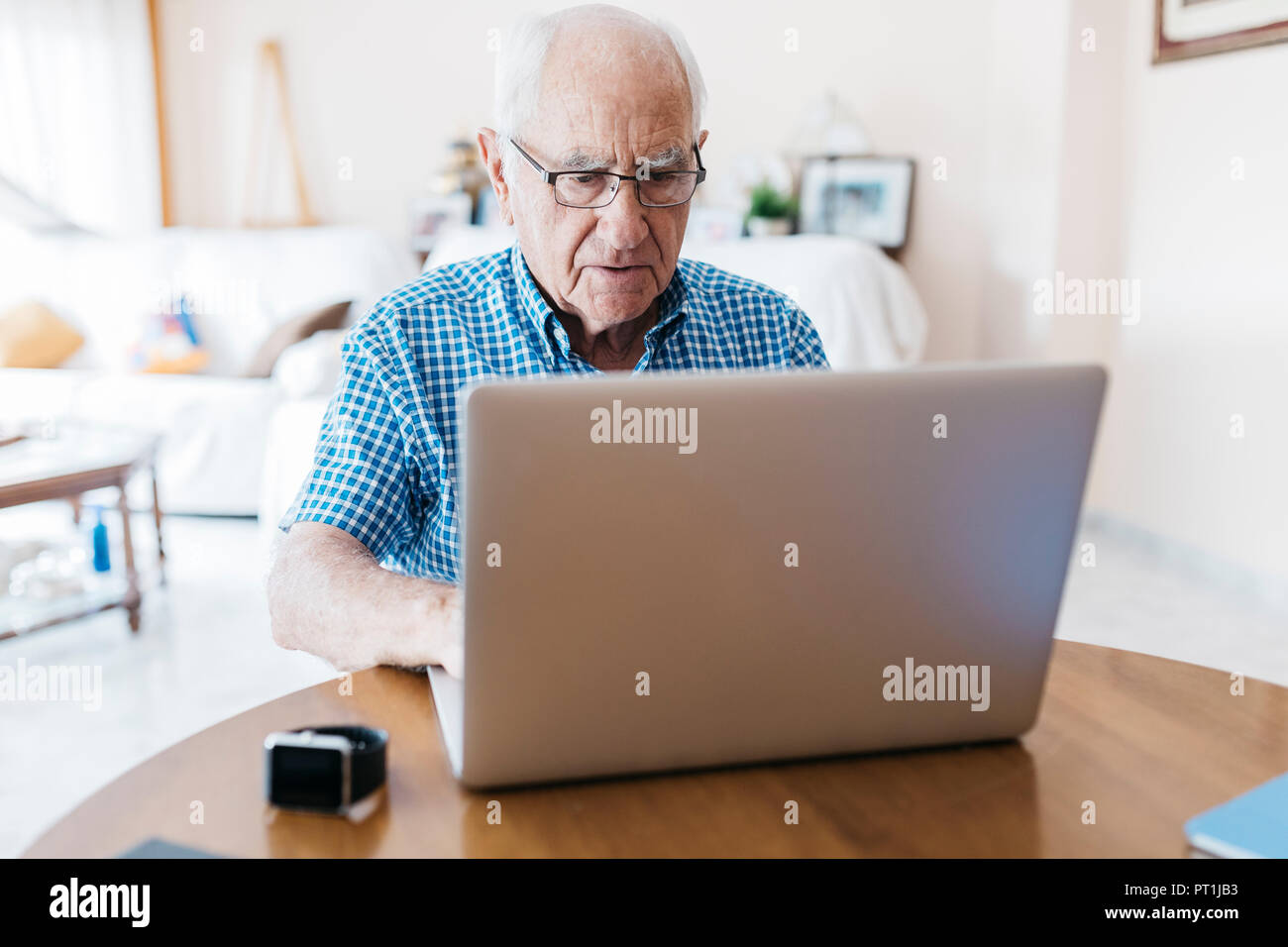 Porrtait di senior uomo a casa di imparare a usare il computer Foto Stock