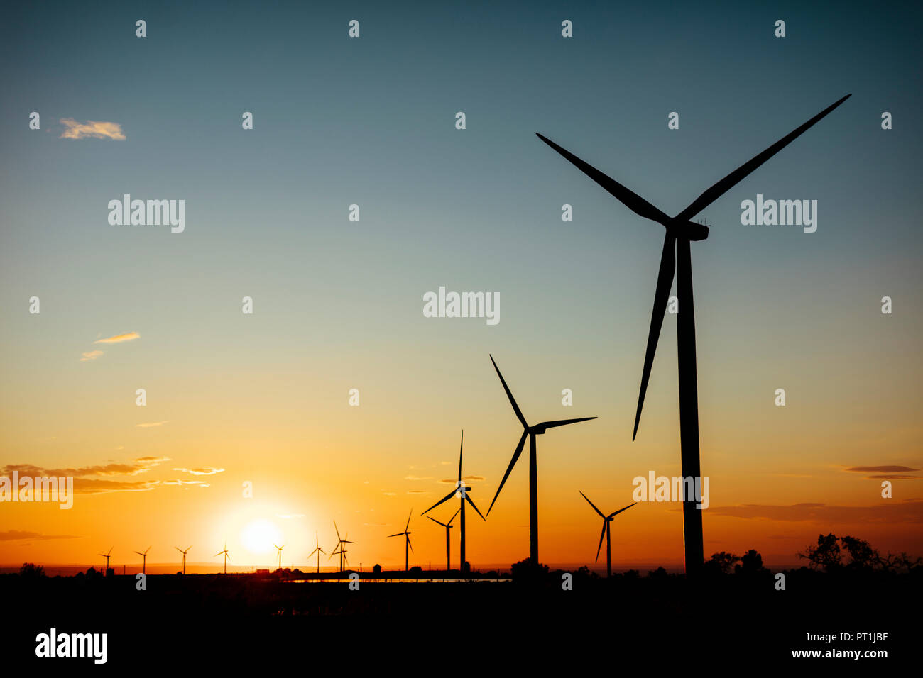 Spagna, wind farm al tramonto Foto Stock
