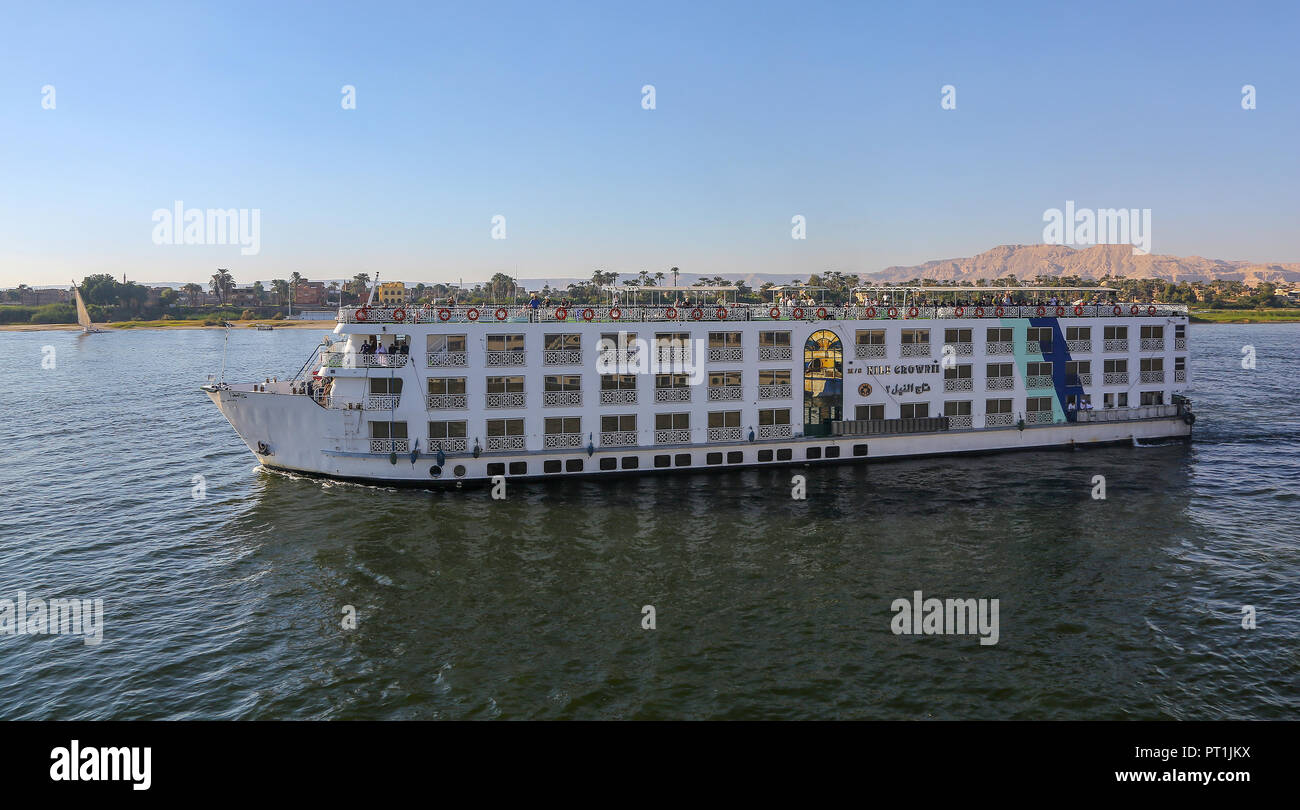 Un Fiume Nilo nave da crociera chiamata M/S Nile Crown II, Egitto, Africa Foto Stock