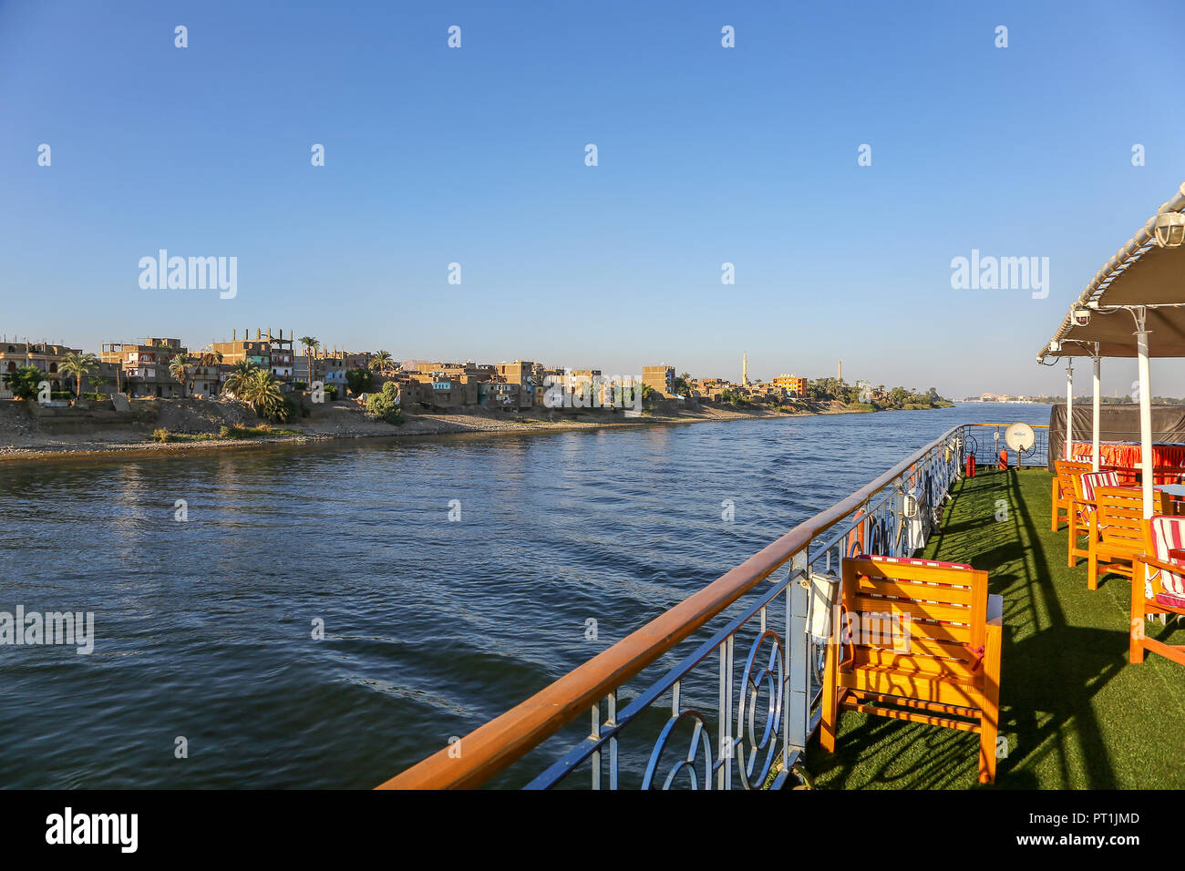 Una vista del Fiume Nilo a bordo di una nave da crociera chiamata M/S Royal Esadora, Egitto, Africa Foto Stock