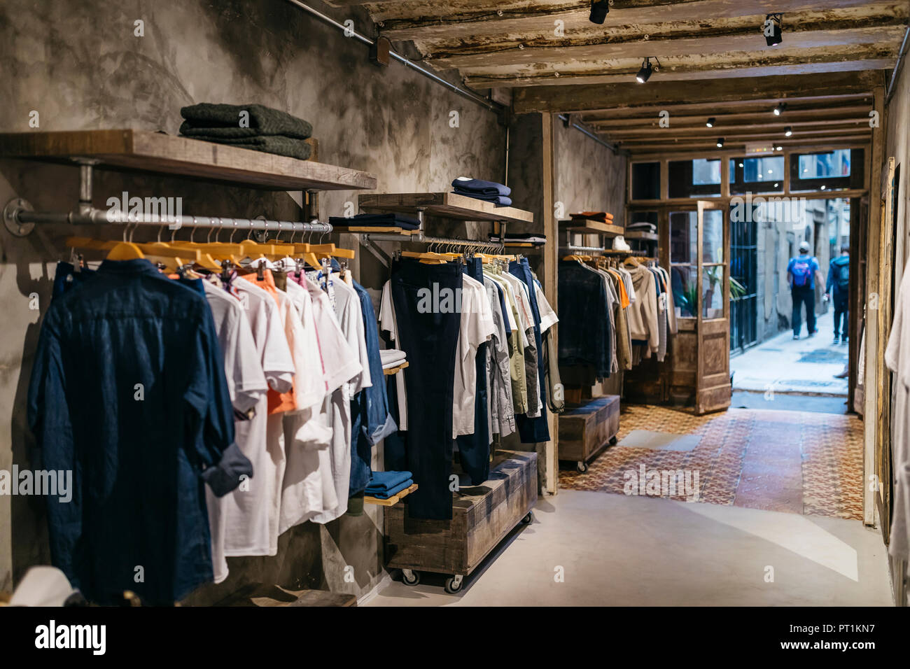 Interno di un moderno negozio di abbigliamento uomo Foto stock - Alamy