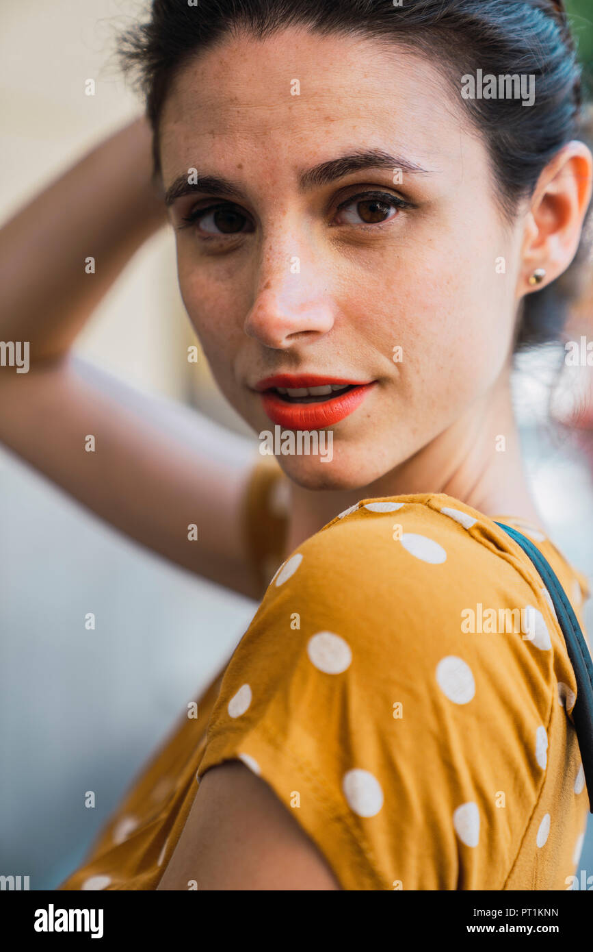 Bella donna che indossa abiti di colore giallo con la Polka Dots Foto Stock