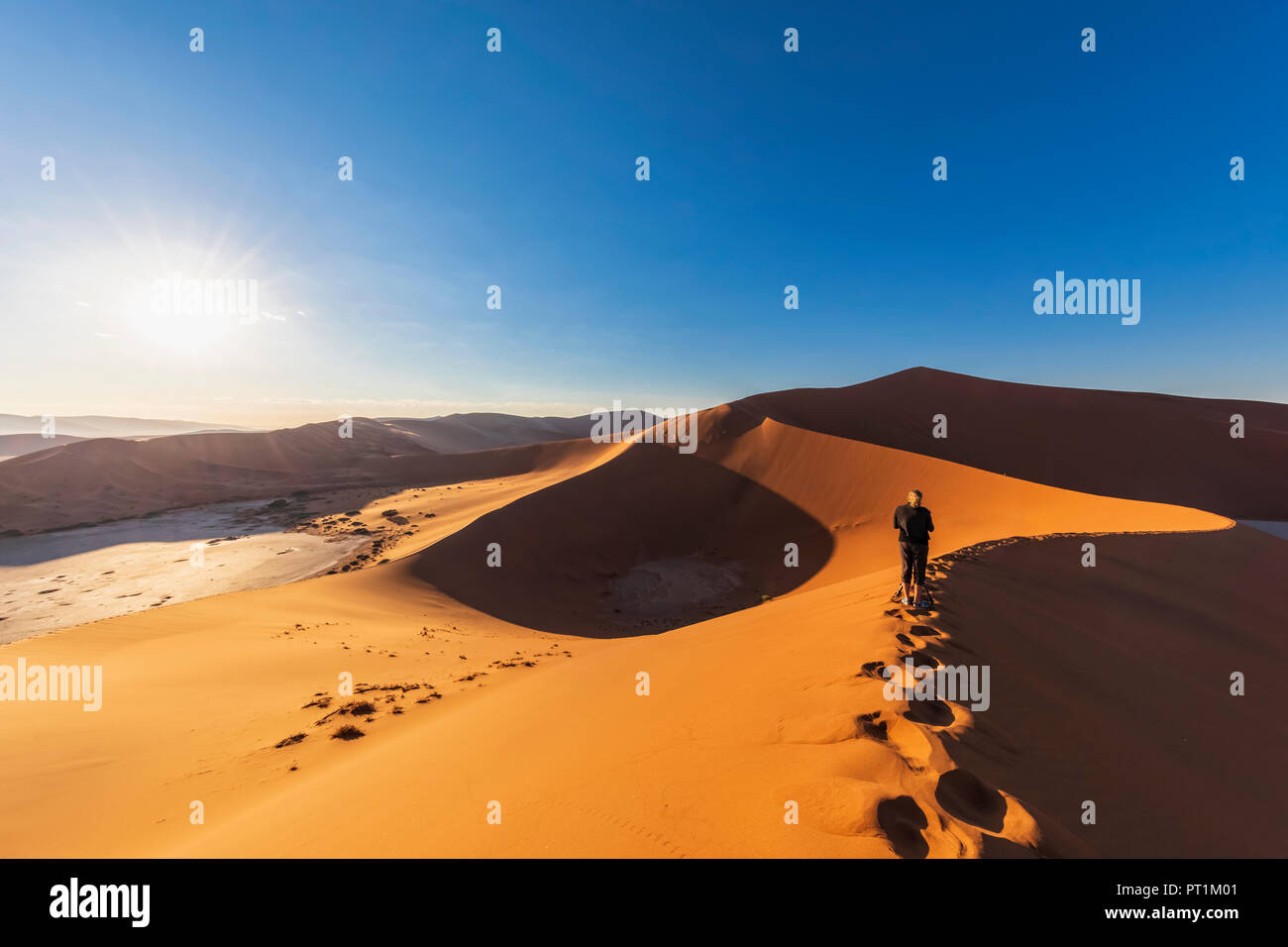 In Africa, la Namibia, il deserto del Namib Naukluft, Parco Nazionale, donna sulla duna di sabbia " Big Daddy' Foto Stock