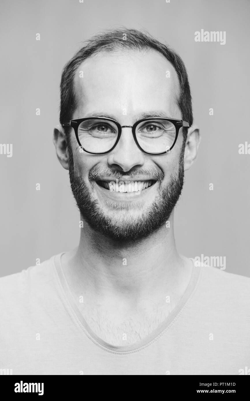 Ritratto di uomo sorridente con gli occhiali Foto Stock