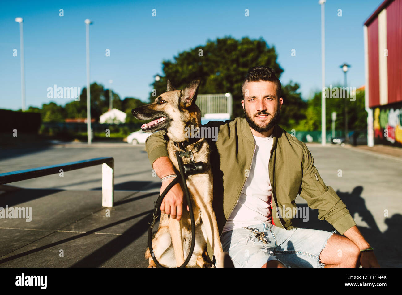 Ritratto di giovane uomo con il suo cane Foto Stock