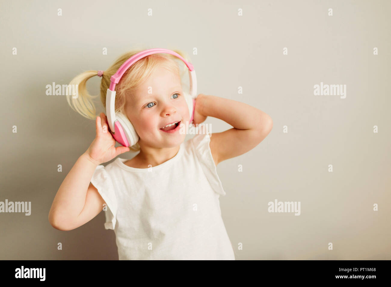 Ritratto di bambina ascoltando musica con le cuffie dancing Foto Stock