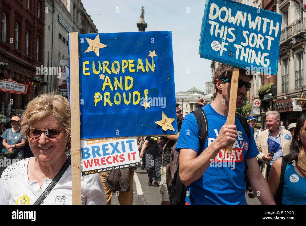 Anti Brexit rally con donna sorridente e giovane uomo portando cartelli 'europea e orgoglioso!' e 'proprio con questo genere di cose". Foto Stock