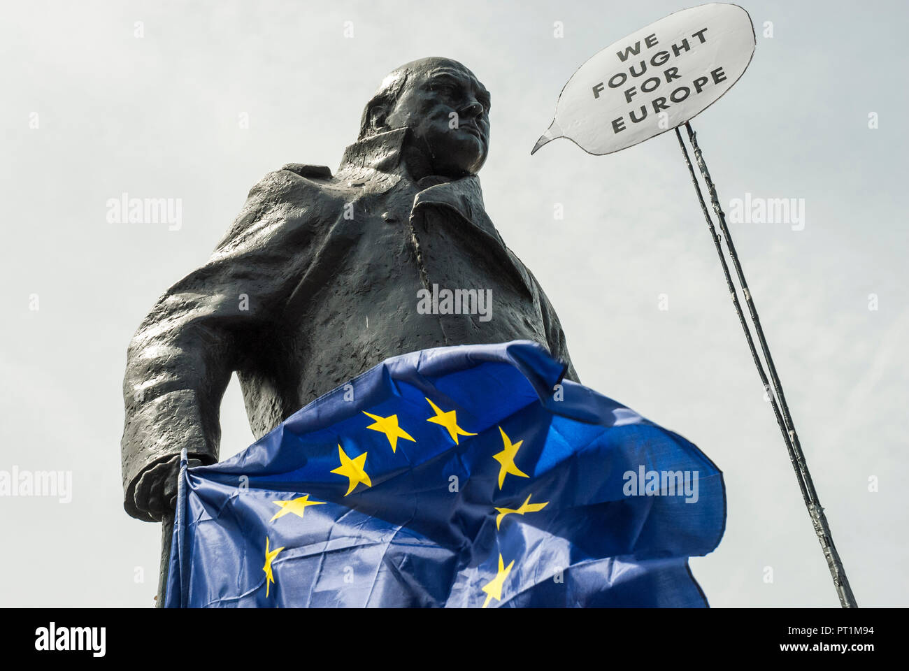 Statua di Sir Winston Churchill si trova al di fuori del Parlamento tenendo una bandiera UE (blu con stelle d'oro) con un discorso bolla "Abbiamo lottato per l'Europa" Foto Stock