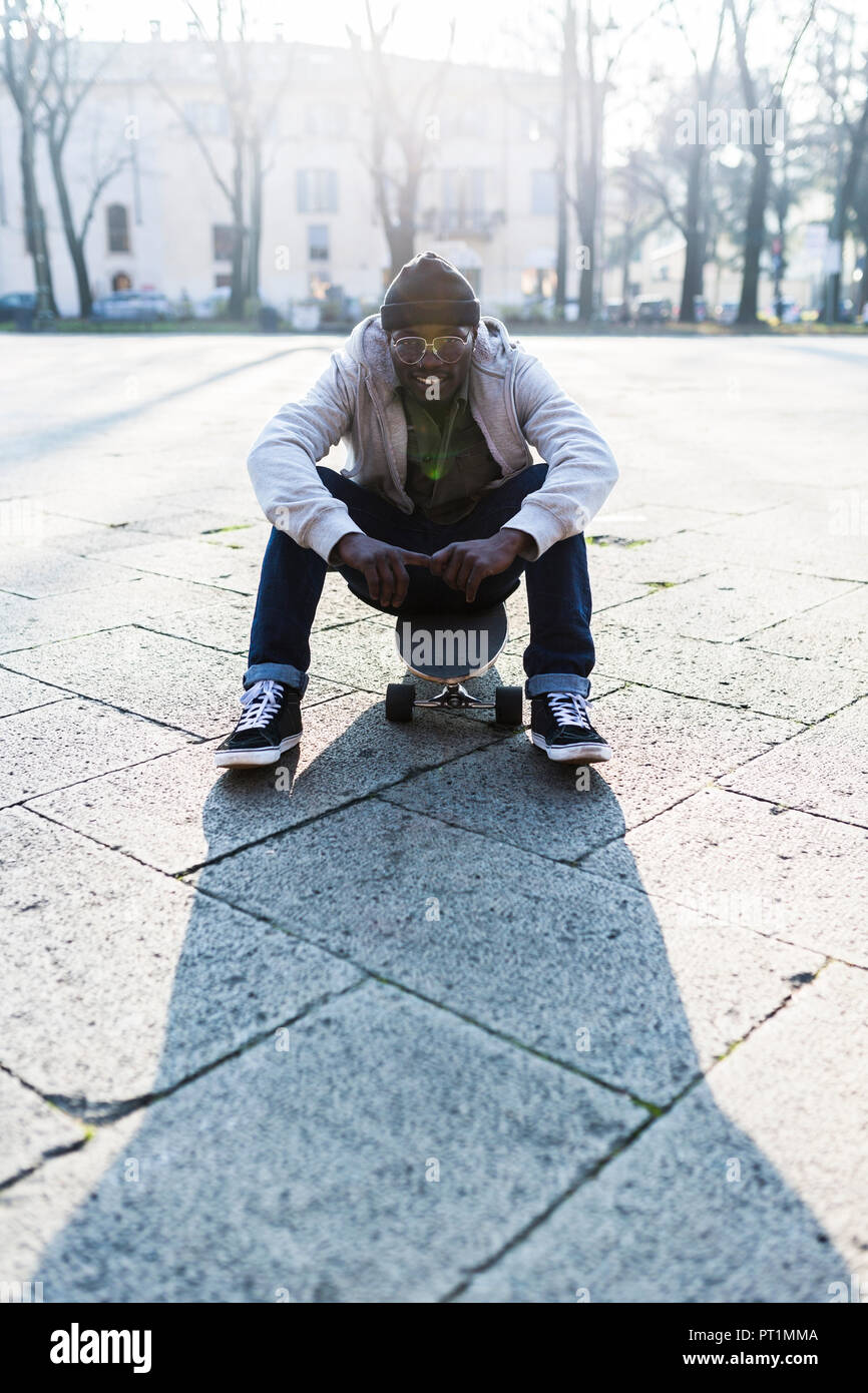 Giovani amn con lo skateboard su piazza urbana Foto Stock