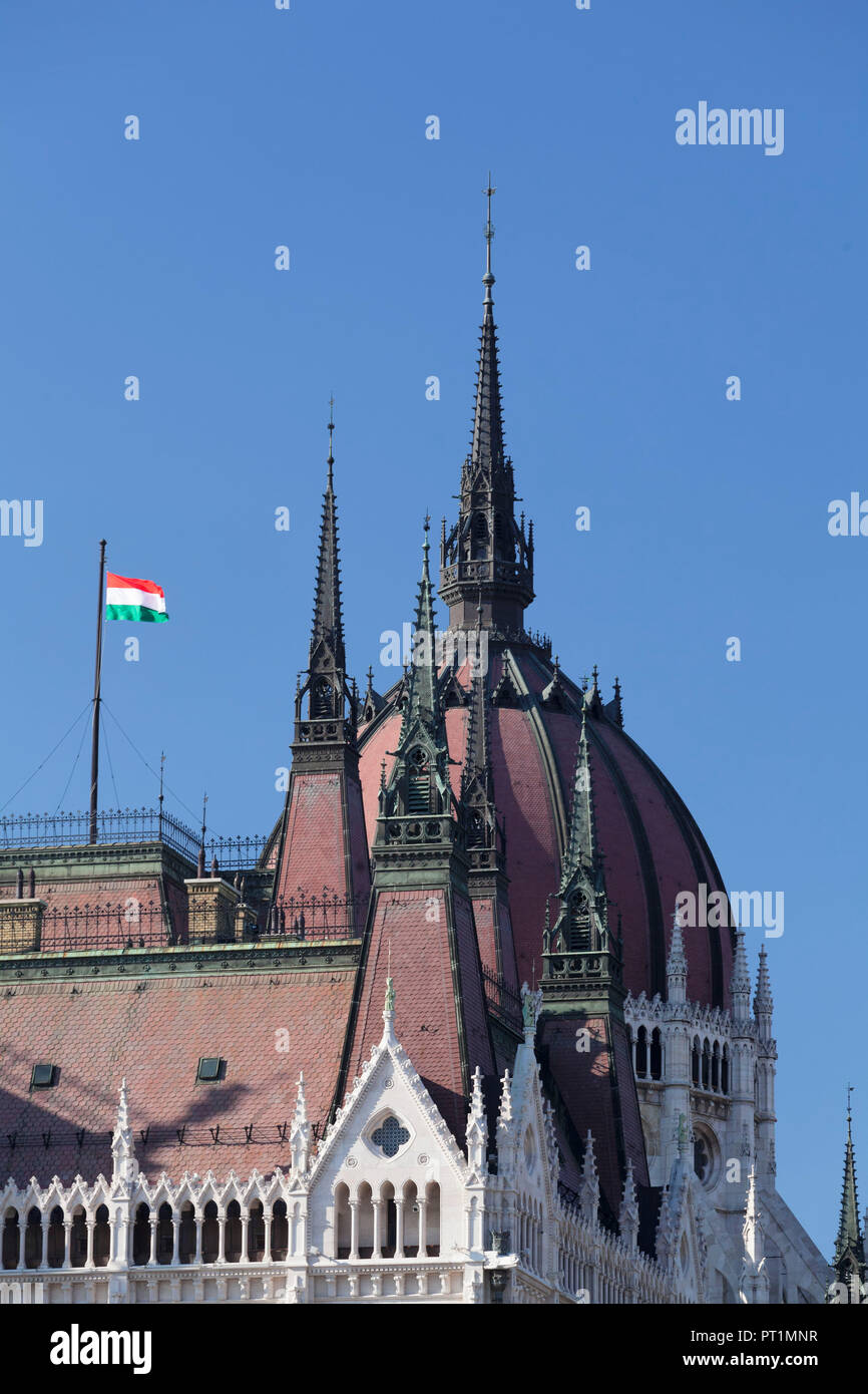 Bandiera ungherese presso il Parlamento, Pest, Budapest, Ungheria Foto Stock