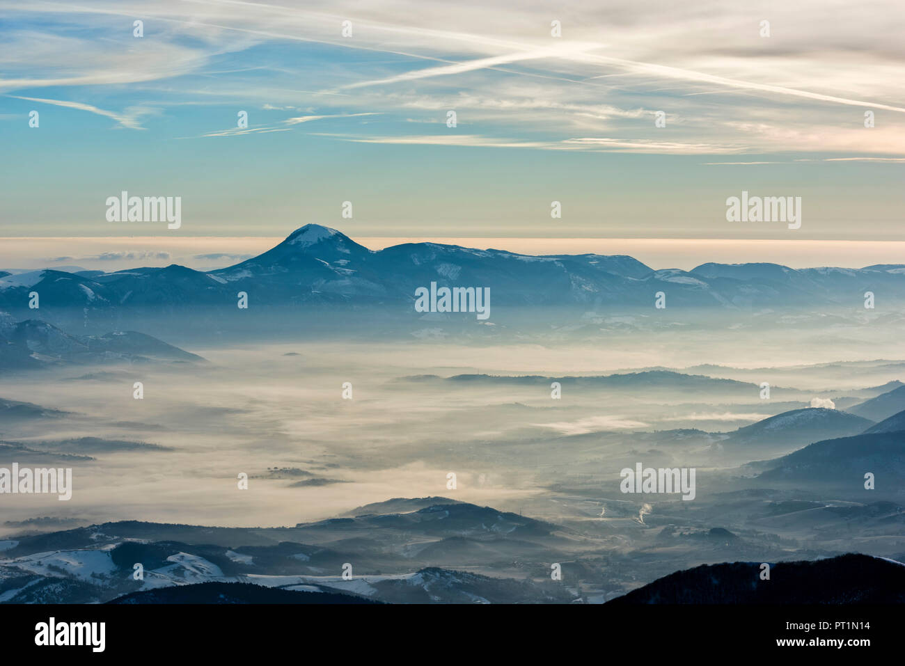 L'Italia, l'Umbria, Appennini al tramonto in inverno Foto Stock
