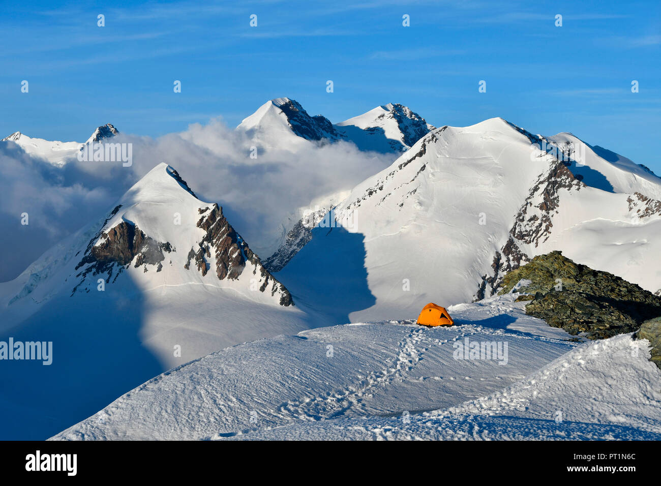 Camping con tenda circondato dal Monte Rosa ghiacciai, Gobba di Rollin,  Monte Rosa, Valle d'Aosta, Italia Europa Foto stock - Alamy