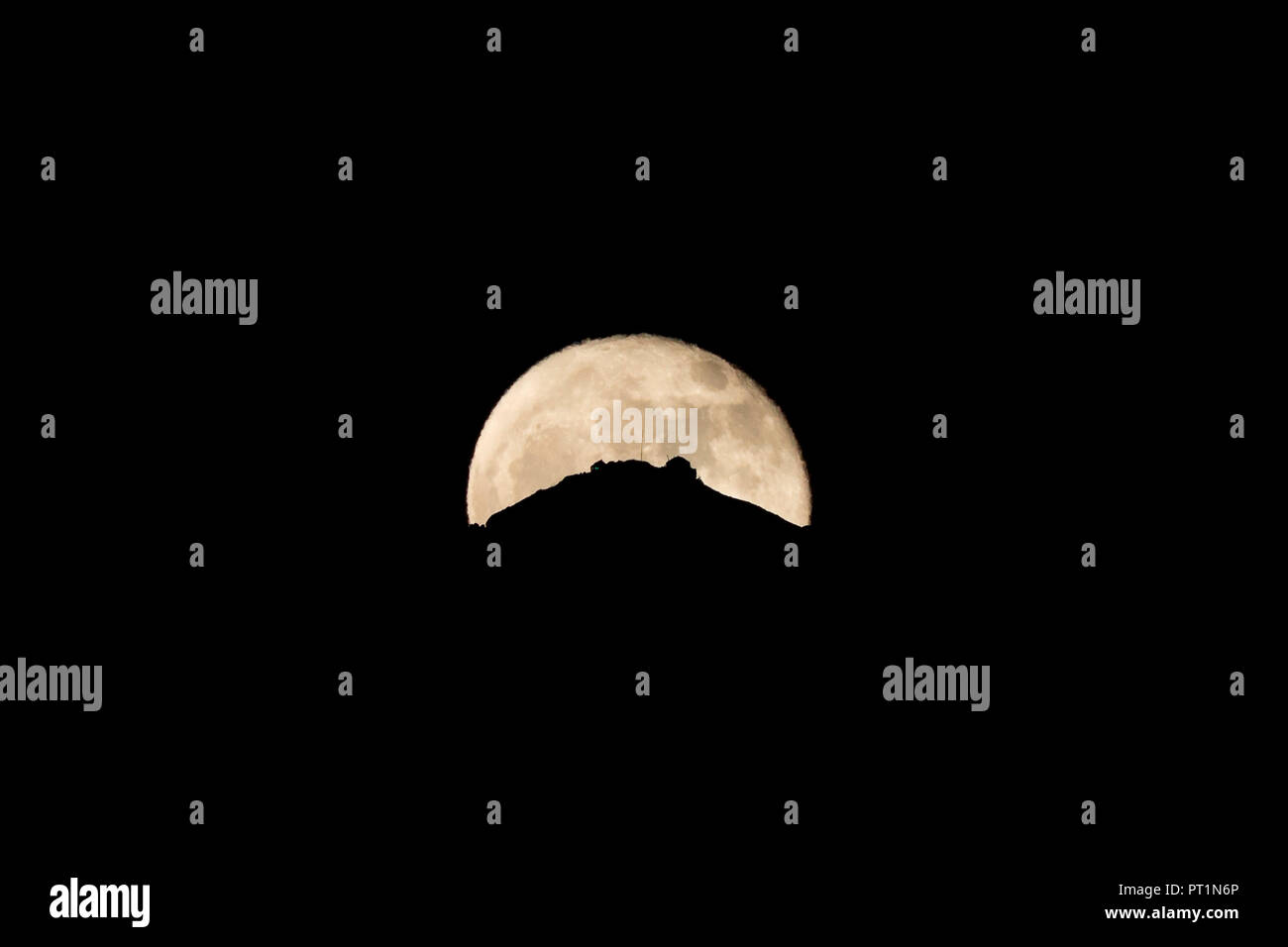 Silhouette della Grigna Settentrionale mountain summit evidenziata dalla luna, provincia di Lecco, Lombardia, Italia Foto Stock