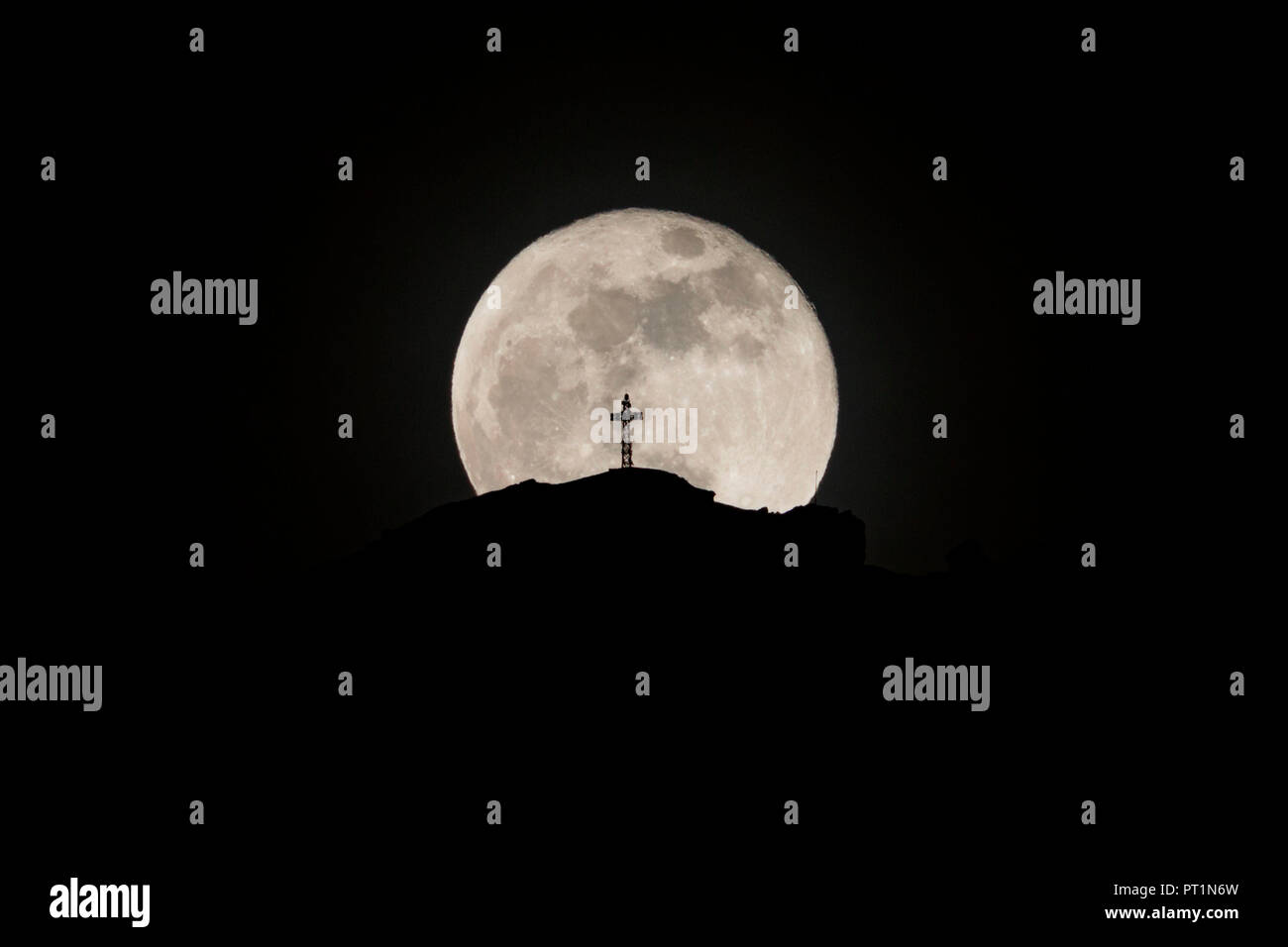 Silhouette del Resegone mountain summit evidenziata dalla luna, Lecco e provincia di Lecco, Lombardia, Italia Foto Stock