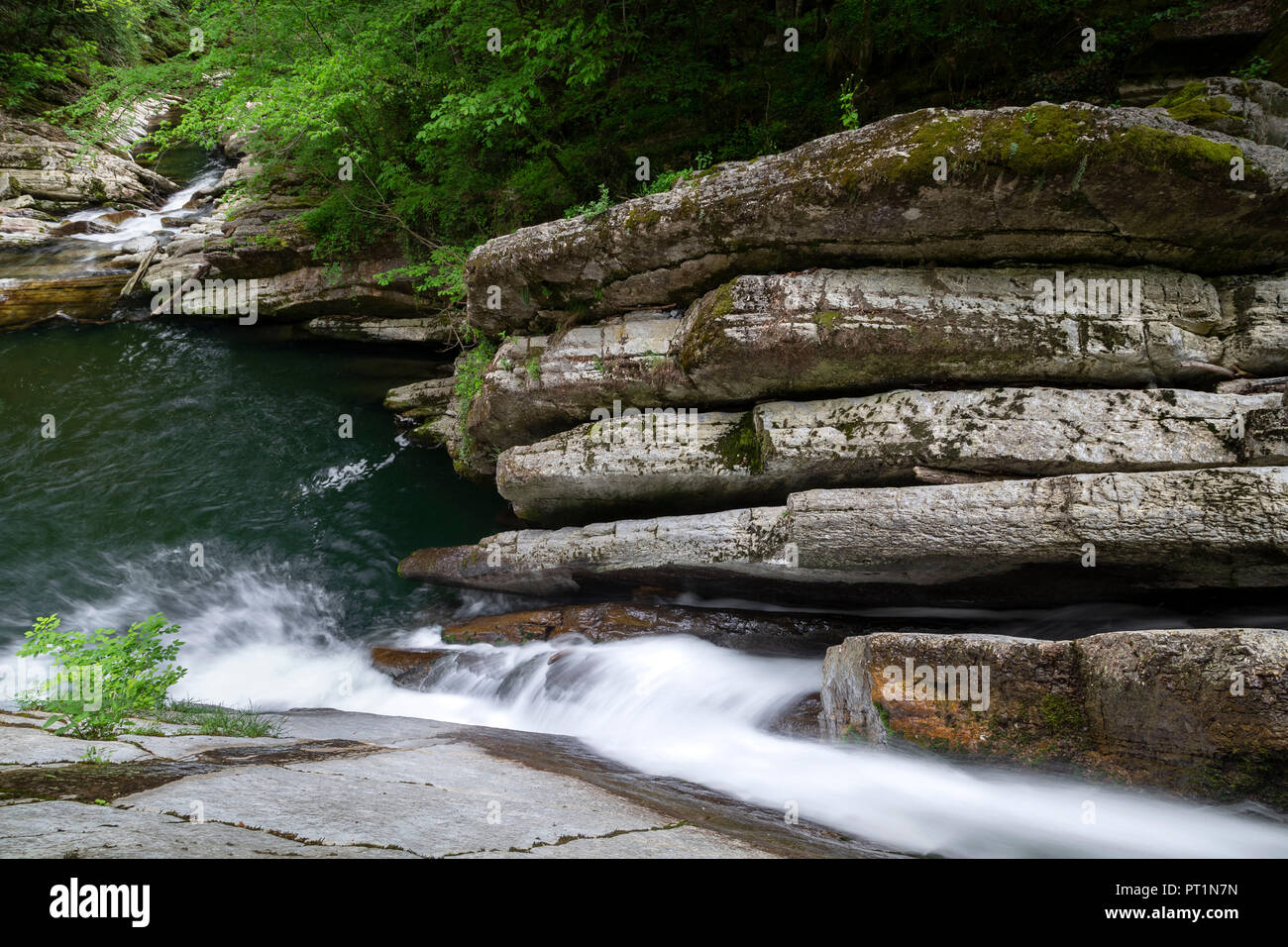 Vista delle cascate in Breggia gole, Valle di Muggio, distretto di Mendrisio, Canton Ticino, Svizzera Foto Stock